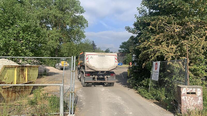Ein Lastwagen bringt Bauschutt aus der Leopoldstraße zum Alten Lokschuppen. Ob er dort nur zwischengelagert oder aber dauerhaft verbleiben soll, darüber darf spekuliert werden. Ein Lastwagen bringt Bauschutt aus der Leopoldstraße zum Alten Lokschuppen. Ob er dort nur zwischengelagert oder aber dauerhaft verbleiben soll, darüber darf spekuliert werden.