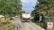 Ein Lastwagen bringt Bauschutt aus der Leopoldstra&szlig;e zum Alten Lokschuppen. Ob er dort nur zwischengelagert oder aber dauerhaft verbleiben soll, dar&uuml;ber darf spekuliert werden.