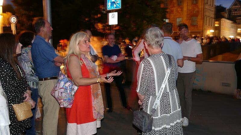 Anwohner der Unteren Br&uuml;cke beklagen sich bei Staatsministerin Melanie Huml (rotes Kleid) und weiteren CSU-Mitgliedern &uuml;ber die immer extremer werdende Situation durch r&uuml;cksichtslos Feiernde.