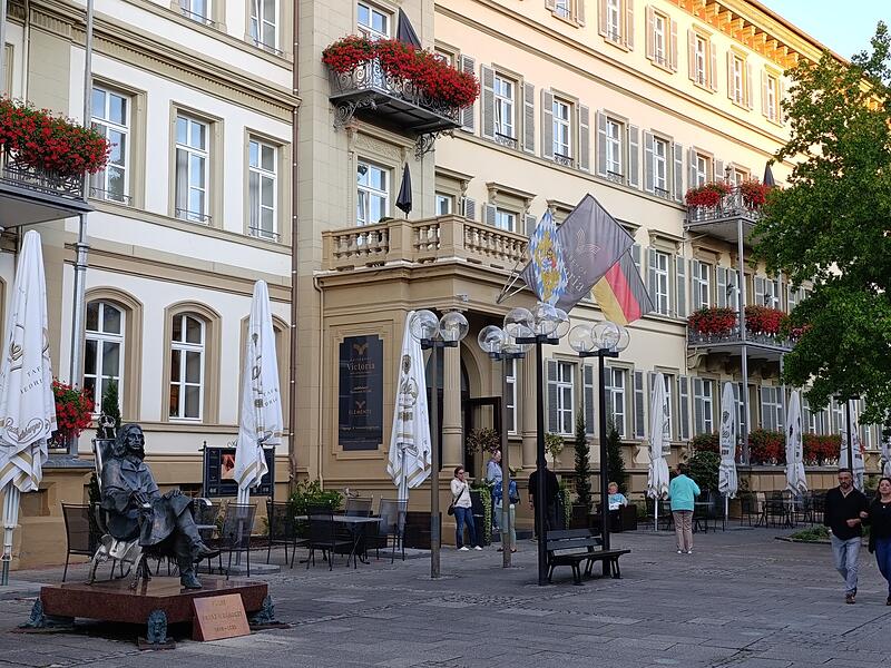 Das Grand Hotel Kaiserhof Victoria benötigt mehr Gästezimmer und einen größeren Wellnessbereich. Deshalb wird es in den nächsten zweieinhalb Jahren für elf Millionen Euro erweitert. Dazu hat das Hotel zwei benachbarte Anwesen gekauft.