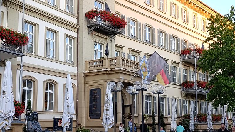 Das Grand Hotel Kaiserhof Victoria benötigt mehr Gästezimmer und einen größeren Wellnessbereich. Deshalb wird es in den nächsten zweieinhalb Jahren für elf Millionen Euro erweitert. Dazu hat das Hotel zwei benachbarte Anwesen gekauft. Das Grand Hotel Kaiserhof Victoria benötigt mehr Gästezimmer und einen größeren Wellnessbereich. Deshalb wird es in den nächsten zweieinhalb Jahren für elf Millionen Euro erweitert. Dazu hat das Hotel zwei benachbarte Anwesen gekauft.