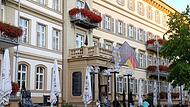 Das Grand Hotel Kaiserhof Victoria benötigt mehr Gästezimmer und einen größeren Wellnessbereich. Deshalb wird es in den nächsten zweieinhalb Jahren für elf Millionen Euro erweitert. Dazu hat das Hotel zwei benachbarte Anwesen gekauft.