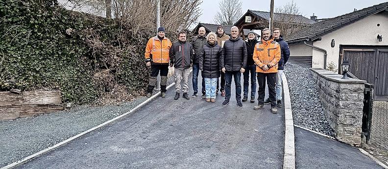 Auf der neuen Stra&szlig;e, von links: Wasserwart Helmut Schmidt, Alexander Nikolajew, Thomas S&ouml;llner, Sandy S&ouml;llner, Christoph Dietz, Erster B&uuml;rgermeister Timo Ehrhardt, Claus Lindig, Christian K&uuml;nzel-Sommer, Thomas Melcher jun.