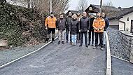Auf der neuen Straße, von links: Wasserwart Helmut Schmidt, Alexander Nikolajew, Thomas Söllner, Sandy Söllner, Christoph Dietz, Erster Bürgermeister Timo Ehrhardt, Claus Lindig, Christian Künzel-Sommer, Thomas Melcher jun. Auf der neuen Straße, von links: Wasserwart Helmut Schmidt, Alexander Nikolajew, Thomas Söllner, Sandy Söllner, Christoph Dietz, Erster Bürgermeister Timo Ehrhardt, Claus Lindig, Christian Künzel-Sommer, Thomas Melcher jun.