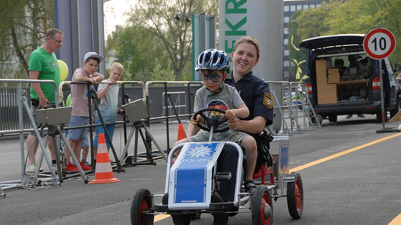 Achtung Blitzer! Wer holt sich mit dem Tretauto sein erstes Knöllchen?