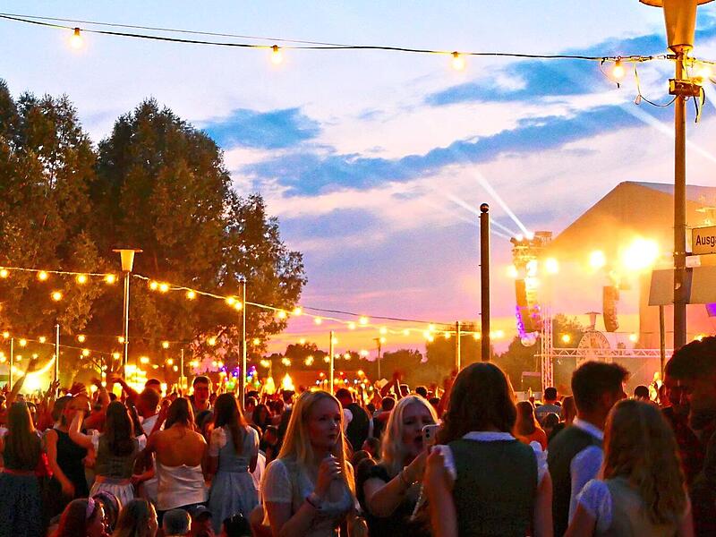Der Festplatz direkt am Altmain bot beim Sonnenuntergang am Montag ein besonderes Ambiente. Christian Licha