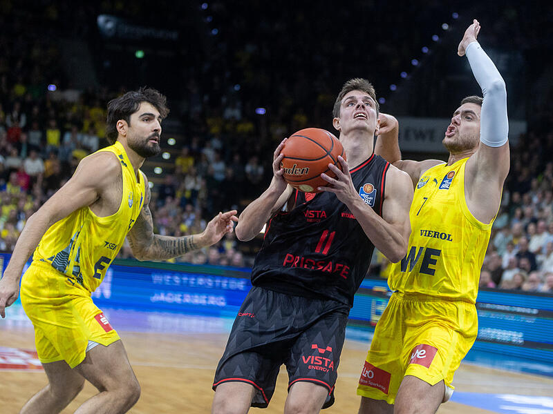 Richard Balint (mit Ball) zieht am Oldenburger Stefan Momirov vorbei. Richard Balint (mit Ball) zieht am Oldenburger Stefan Momirov vorbei.