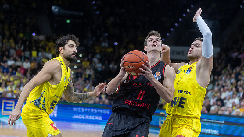 Richard Balint (mit Ball) zieht am Oldenburger Stefan Momirov vorbei. Richard Balint (mit Ball) zieht am Oldenburger Stefan Momirov vorbei.