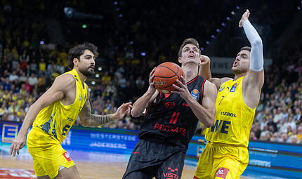 Richard Balint (mit Ball) zieht am Oldenburger Stefan Momirov vorbei.
