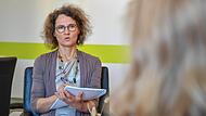 Freya Zechmair ber&auml;t Frauen, die an einen  Schwangerschaftsabbruch denken.