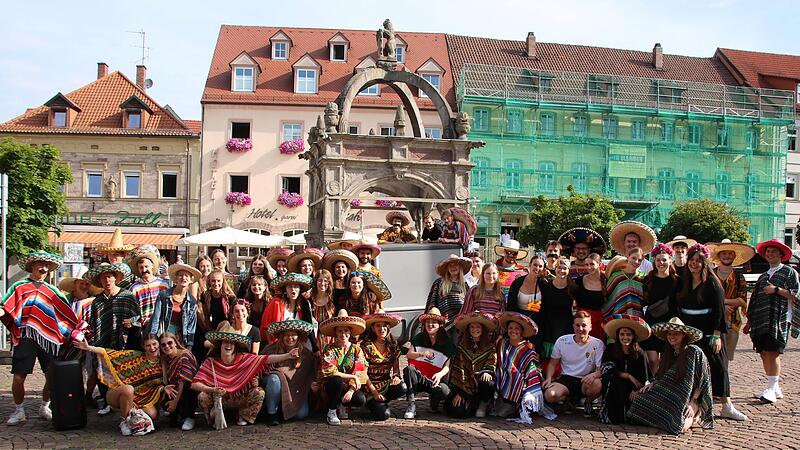 Auf dem Hammelburger Marktplatz stellten sich die Abiturienten das Jahrgangs 2023 zum Gruppenbild auf.