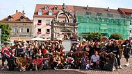 Auf dem Hammelburger Marktplatz stellten sich die Abiturienten das Jahrgangs 2023 zum Gruppenbild auf. Auf dem Hammelburger Marktplatz stellten sich die Abiturienten das Jahrgangs 2023 zum Gruppenbild auf.