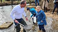 Umweltminister Glauber l&auml;sst sich von Nele (vorne rechts) zeigen, was er zu tun hat.Forchheim & Fr&auml;nkische Schweiz