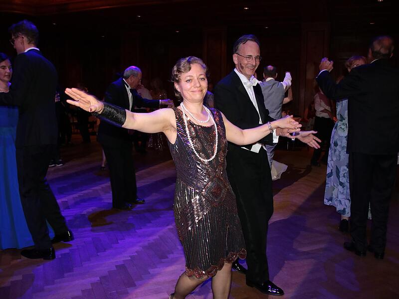 Karen und Birger Neubauer aus Halstenbek kleideten sich passend zum Motto im Stil der 1920er Jahre. Karen und Birger Neubauer aus Halstenbek kleideten sich passend zum Motto im Stil der 1920er Jahre.