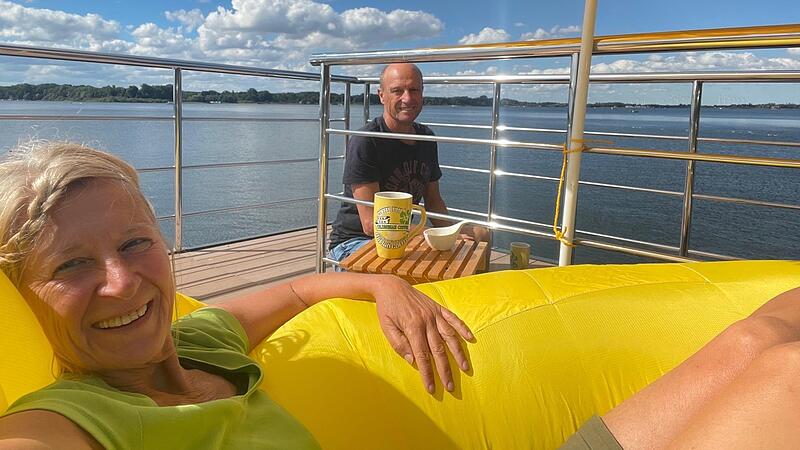 Claudia und Siegfried Reitberger  auf dem Sonnendeck ihres Hausboots