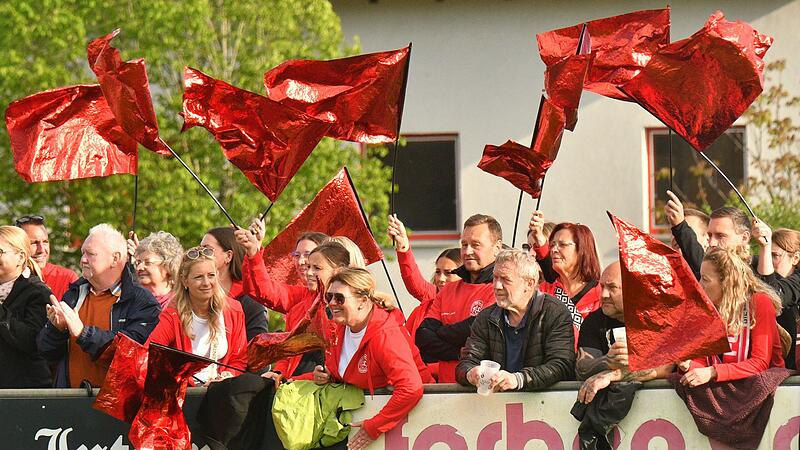 Relegation zur Landesliga: Der FC Lichtenfels (rote Trikots) unterlag in Mistelgau 0:1.