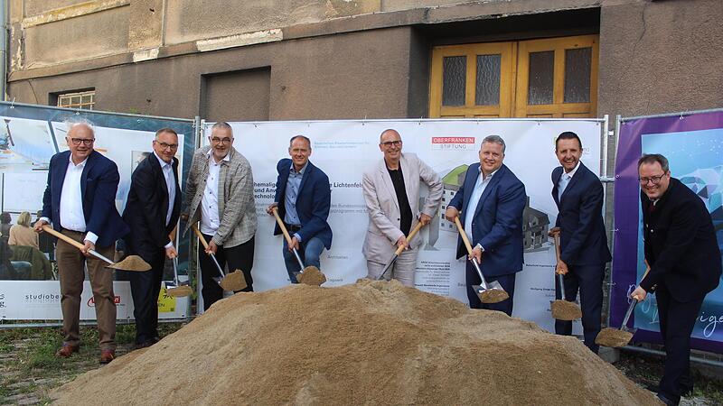 Die Macher des FADZ beim Spatenstich (von links): Andreas Poth (Vorstand des FADZ-Wirtschaftsverbands), Initiator Frank Herzog, Architekt Andreas Reich, Coburgs Hochschulpr&auml;sident Stefan Gast, Landrat Christian Mei&szlig;ner, Staatssekret&auml;r Carsten Tr&auml;g...