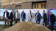 Die Macher des FADZ beim Spatenstich (von links): Andreas Poth (Vorstand des FADZ-Wirtschaftsverbands), Initiator Frank Herzog, Architekt Andreas Reich, Coburgs Hochschulpräsident Stefan Gast, Landrat Christian Meißner, Staatssekretär Carsten Träg...