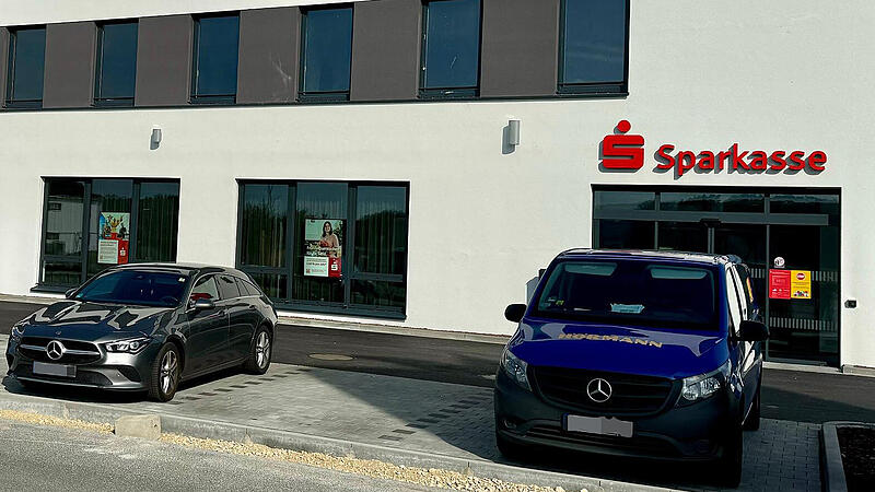 Die neue Filiale der Sparkasse in He&szlig;dorf bietet im Obergeschoss R&auml;ume, die gemietet werden k&ouml;nnen.