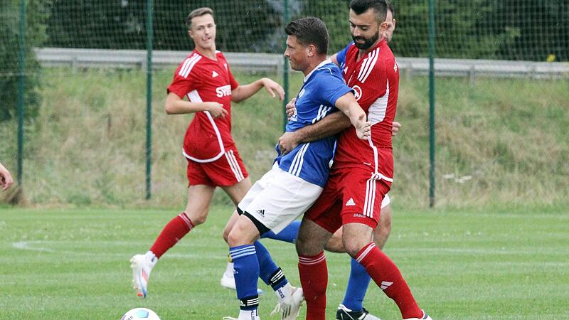 W&auml;hrend der TSV Staffelstein um Bastian Dietz (r.) gegen die DJK Bamberg II vor einer l&ouml;sbaren Aufgabe steht, bekommen es die Rattelsdorfer und Jeffry Stade (l.) mit dem Tabellenf&uuml;hrer aus Burgebrach zu tun.