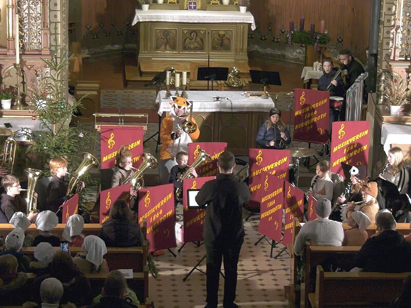 Hauptakteure des &bdquo;Konzerts der Besinnlichkeit&ldquo; in Neukenroth waren die Nachwuchsmusikerinnen und -musiker des Musikvereins unter dem Motto &bdquo;Von Kindern &ndash; F&uuml;r Kinder&ldquo;.