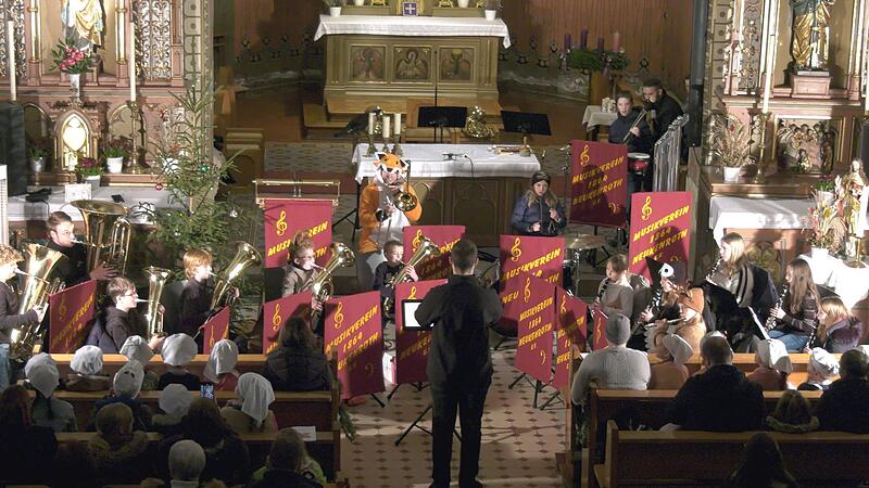 Hauptakteure des &bdquo;Konzerts der Besinnlichkeit&ldquo; in Neukenroth waren die Nachwuchsmusikerinnen und -musiker des Musikvereins unter dem Motto &bdquo;Von Kindern &ndash; F&uuml;r Kinder&ldquo;.