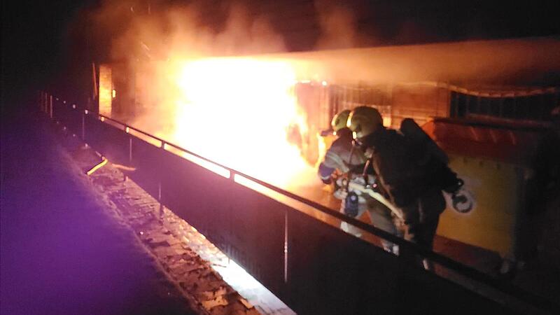 Feuer und Rauch waren nicht zu unterschätzen. Atemschutzträger mussten ran.Forchheim & Fränkische Schweiz