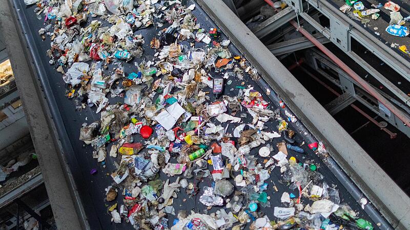 Verpackungsabfälle aus Kunststoff belasten die Umwelt. An der Uni Bayreuth wurde ein umweltfreundliches Ersatzmaterial erfunden. Verpackungsabfälle aus Kunststoff belasten die Umwelt. An der Uni Bayreuth wurde ein umweltfreundliches Ersatzmaterial erfunden.