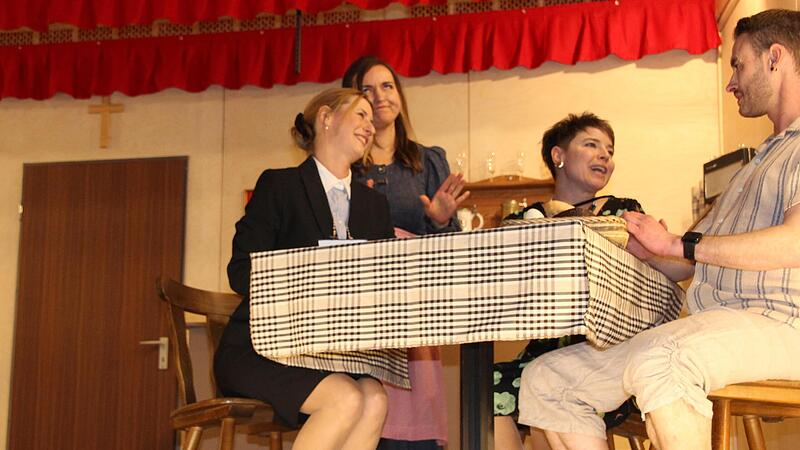 Die Damen (v. l.) Wilma (Marina Zahn), Frieda (Semina Weidner) und Rosi (Hannah Stockmann) sind hingerissen von Gesundheitsapostel Manni ( Enrico Jopp).
