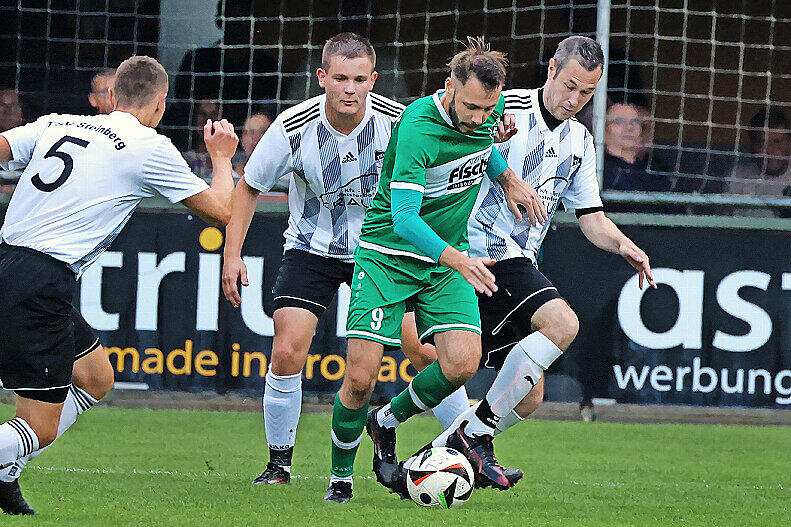 Drei Spieler der SG Wilhelmsthal/Steinberg II  umringen beim Kreispokal-Halbfinale den Friesener Angreifer Max Schülein. Mit Rückenwind durch den Einzug ins Finale am Mittwochabend in Steinberg  möchte Friesens Trainer Frederic Martin mit seinem Team einen Sieg in der Bezirksliga nachlegen.