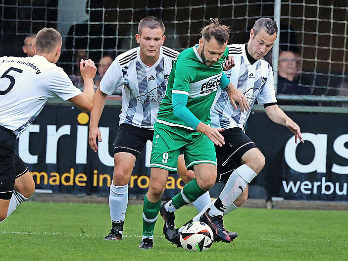 Drei Spieler der SG Wilhelmsthal/Steinberg II  umringen beim Kreispokal-Halbfinale den Friesener Angreifer Max Schülein. Mit Rückenwind durch den Einzug ins Finale am Mittwochabend in Steinberg  möchte Friesens Trainer Frederic Martin mit seinem Team einen Sieg in der Bezirksliga nachlegen.