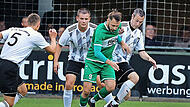 Drei Spieler der SG Wilhelmsthal/Steinberg II  umringen beim Kreispokal-Halbfinale den Friesener Angreifer Max Schülein. Mit Rückenwind durch den Einzug ins Finale am Mittwochabend in Steinberg  möchte Friesens Trainer Frederic Martin mit seinem Team einen Sieg in der Bezirksliga nachlegen.