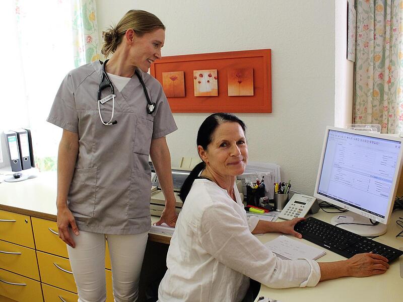 Arzthelferin Marion (r.), die bereits Dr. Haller zur Seite stand, wird die Patienten auch weiterhin am Empfang antreffen. Ramona, die weitere Kraft in der Praxis, war an diesem Tag leider nicht anwesend. Mit im Bild ist Dr. Frauke Kosteletzky. Arzthelferin Marion (r.), die bereits Dr. Haller zur Seite stand, wird die Patienten auch weiterhin am Empfang antreffen. Ramona, die weitere Kraft in der Praxis, war an diesem Tag leider nicht anwesend. Mit im Bild ist Dr. Frauke Kosteletzky.