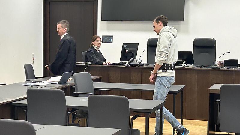 Wegen gefährlicher Körperverletzung und mehrfacher Beleidigung gegen Familienmitglieder muss sich ein 23-jähriger aus Erlangen derzeit vor dem Nürnberger Landgericht verantworten.