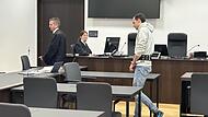 Wegen gefährlicher Körperverletzung und mehrfacher Beleidigung gegen Familienmitglieder muss sich ein 23-jähriger aus Erlangen derzeit vor dem Nürnberger Landgericht verantworten.