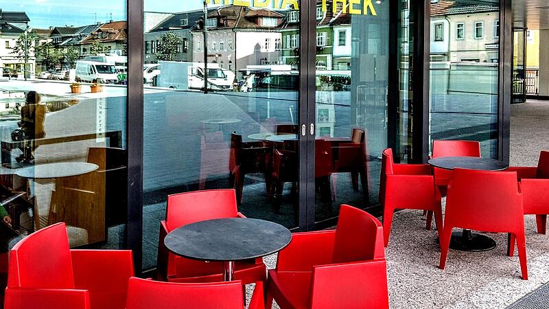Einladend: Die Mediathek Neustadt lockt besonders im Sommer mit Lesem&ouml;glichkeiten im Freien.