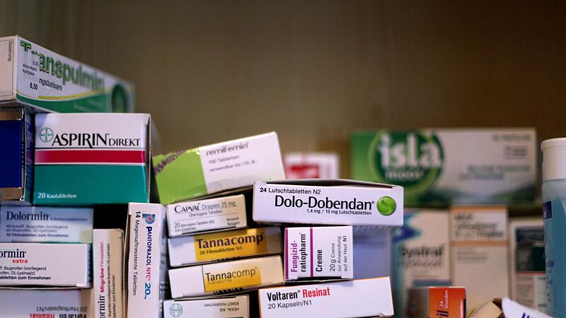 Blick auf Medikamente einer Hausapotheke