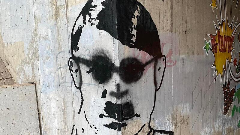 Judenburg-Unterführung in Coburg: Links Hitler, rechts Putin – und beide zusammen hatten zumindest vorübergehend eine schwarze Sonnenbrille auf. Judenburg-Unterführung in Coburg: Links Hitler, rechts Putin – und beide zusammen hatten zumindest vorübergehend eine schwarze Sonnenbrille auf.