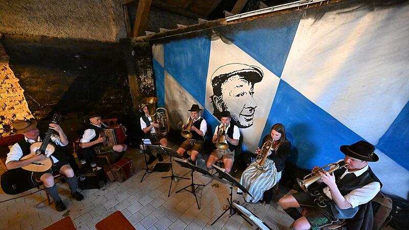 F&uuml;r Rom bestimmter Maibaum des Brauchtumvereins Moosmotor Schwaig