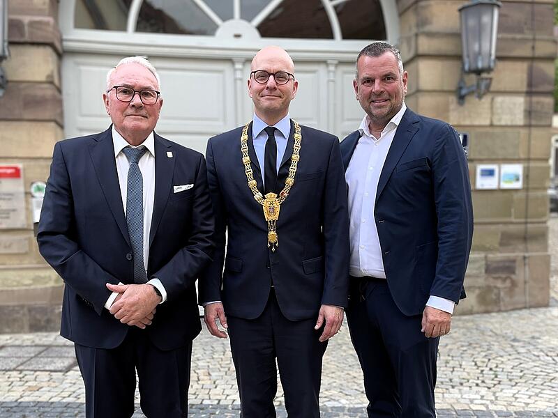 Die alten zweiten und dritten B&uuml;rgermeister von Bad Kissingen sind auch die neuen: Thomas Leiner (links) und Anton Schick (rechts) wurden als Stellvertreter von Oberb&uuml;rgermeister Dirk Vogel (Mitte) wiedergew&auml;hlt.