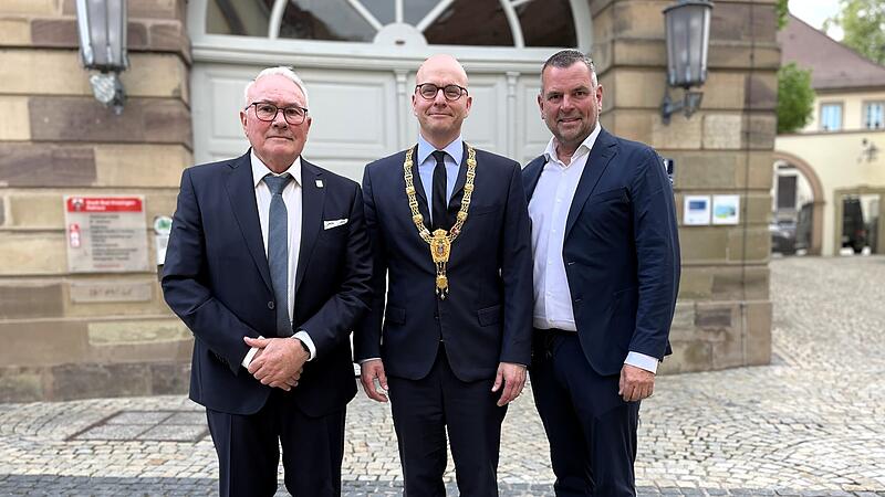 Die alten zweiten und dritten B&uuml;rgermeister von Bad Kissingen sind auch die neuen: Thomas Leiner (links) und Anton Schick (rechts) wurden als Stellvertreter von Oberb&uuml;rgermeister Dirk Vogel (Mitte) wiedergew&auml;hlt.