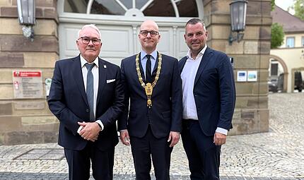 Die alten zweiten und dritten B&uuml;rgermeister von Bad Kissingen sind auch die neuen: Thomas Leiner (links) und Anton Schick (rechts) wurden als Stellvertreter von Oberb&uuml;rgermeister Dirk Vogel (Mitte) wiedergew&auml;hlt.