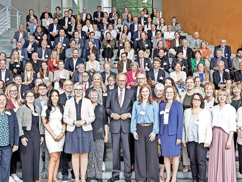 Vertreterinnen und Vertreter der 25 ausgewählten sozialen Initiativen bei der Startsocial-Preisverleihung 2026 im Bundeskanzleramt. Schirmherr Bundeskanzler Friedrich Merz gratulierte den ausgezeichneten Initiativen zu ihrem gesellschaftlichen Eng... Vertreterinnen und Vertreter der 25 ausgewählten sozialen Initiativen bei der Startsocial-Preisverleihung 2026 im Bundeskanzleramt. Schirmherr Bundeskanzler Friedrich Merz gratulierte den ausgezeichneten Initiativen zu ihrem gesellschaftlichen Eng...