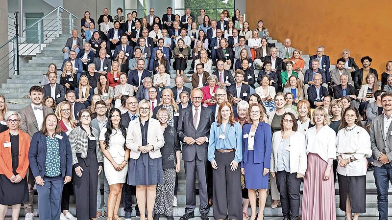 Vertreterinnen und Vertreter der 25 ausgewählten sozialen Initiativen bei der Startsocial-Preisverleihung 2026 im Bundeskanzleramt. Schirmherr Bundeskanzler Friedrich Merz gratulierte den ausgezeichneten Initiativen zu ihrem gesellschaftlichen Eng... Vertreterinnen und Vertreter der 25 ausgewählten sozialen Initiativen bei der Startsocial-Preisverleihung 2026 im Bundeskanzleramt. Schirmherr Bundeskanzler Friedrich Merz gratulierte den ausgezeichneten Initiativen zu ihrem gesellschaftlichen Eng...