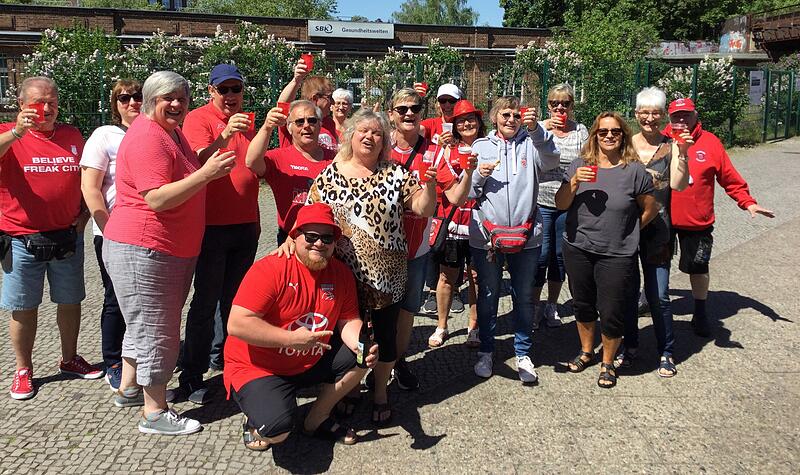 Mittags in Berlin: Die Bamberger Basketball-Anhänger vom Fanclub Faszination Basketball sind beim Sektempfang schon guter Laune und voller Optimismus vor dem zweiten Play-off-Viertelfinalspiel am Sonntag Abend gegen ALBA.