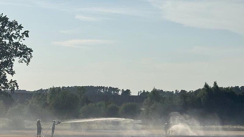Brand nahe Erlangen bei Extremhitze: Feuerwehr erh&auml;lt unerwartete Hilfe