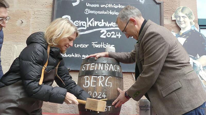 Christine Gewalt und Braumeister Christoph Gewalt (von links) beim Anstich des Bergkirchweihbiers der Brauerei Steinbach in Erlangen