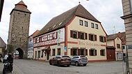F&uuml;r das Areal der Alten Schranne in der Innenstadt von H&ouml;chstadt ist die Diskussion &uuml;ber die Einrichtung eines Teichkulturzentrums angelaufen. Ins Gasthaus, den Biergarten und den Anbau (ganz rechts) soll wieder Leben einziehen.