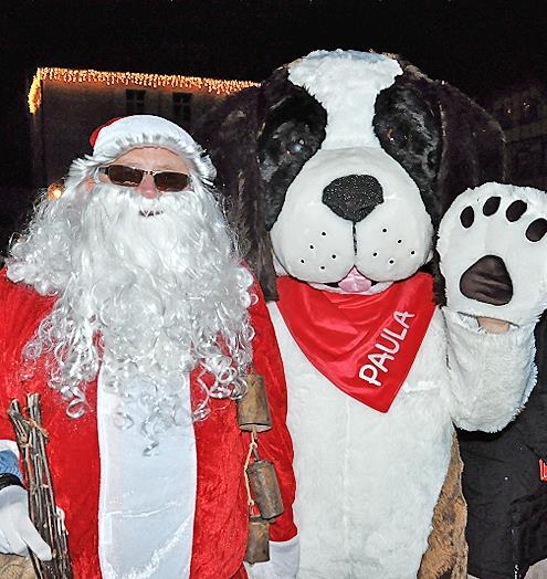 Der Nikolaus und Maskottchen Paula begeisterten die Kinder auf dem Marktplatz in Hofheim.