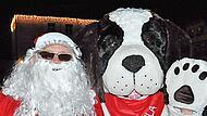 Der Nikolaus und Maskottchen Paula begeisterten die Kinder auf dem Marktplatz in Hofheim. Der Nikolaus und Maskottchen Paula begeisterten die Kinder auf dem Marktplatz in Hofheim.